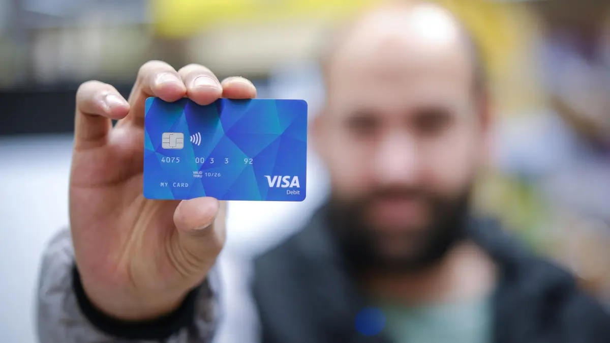 Bezahlkarte fuer Fluechtlinge laengst nicht in allen Kommunen verfuegbar: Ein Gefluechteter mit der SocialCard fuer Asylsuchende in Hannover (Foto vom 15.03.2024). Fast alle Laender wollten sie und doch bleibt es bei einem Flickenteppich: Die Bezahlkarte fuer Fluechtlinge wird unterschiedlich gehandhabt. Und sie ist laengst noch nicht ueberall verfuegbar, wie eine Umfrage des Evangelischen Pressedienstes zeigt. (Siehe epd-Meldung vom 19.07.2025) -- Achtung: Zahlen wurden aus Sicherheitsgruenden auf dem Foto teilweise unkenntlich gemacht!
*** Local Caption *** 00503447