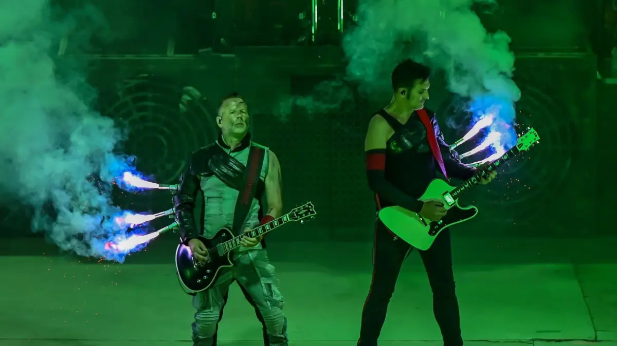Feuer frei: In Eisenhüttenstadt gibt die Rammstein Tribute-Band "Feuerengel" ihr erstes Konzert.