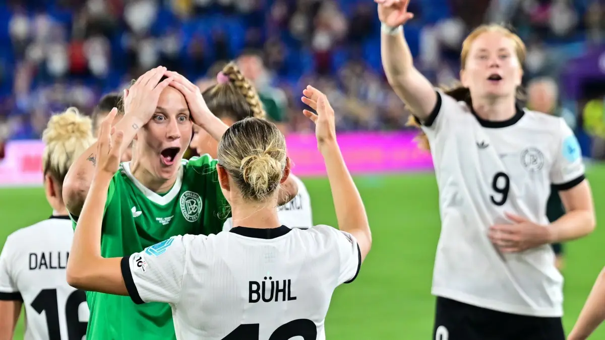 Frankreich - Deutschland: 19.07.2025, Schweiz, Basel: Fußball, Frauen: EM, Frankreich - Deutschland, Finalrunde, Viertelfinale. Torhüterin Ann-Katrin Berger (l-r), Klara Bühl und Sjoeke Nüsken. Foto: Sebastian Gollnow/dpa +++ dpa-Bildfunk +++