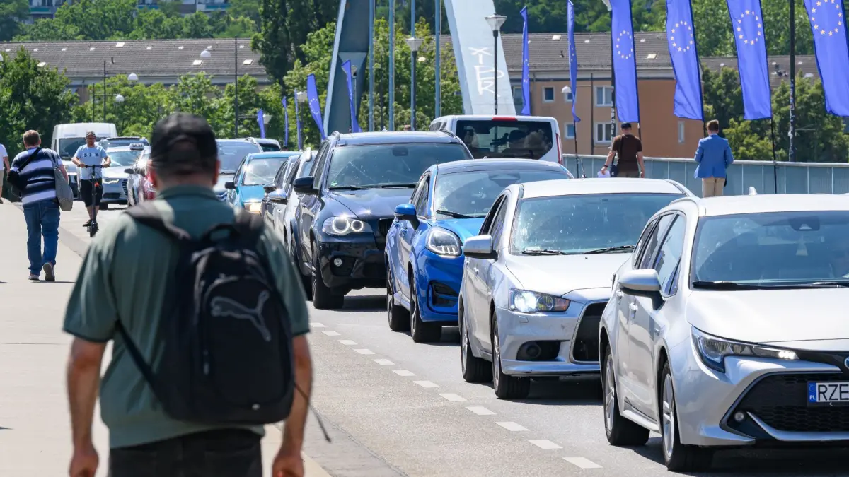 Stau am deutsch-polnischen Grenzübergang: ARCHIV - 10.07.2025, Polen, Slubice: Pendler und Reisende stehen mit ihren Autos im Stau vor der polnischen Grenzkontrolle am deutsch-polnischen Grenzübergang Stadtbrücke. (zu dpa: «EU-Kommission: Kein Beschluss zu CO2-Regeln für Firmenwagen») Foto: Patrick Pleul/dpa +++ dpa-Bildfunk +++