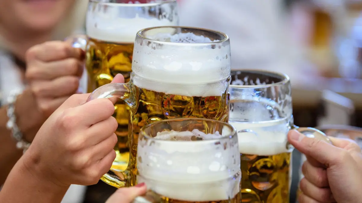 Bier: ARCHIV - 21.09.2019, Bayern, München: Besucher stoßen auf dem Münchner Oktoberfest mit Bier an. (zu dpa: «Russland wirft Deutschland aus den Top-5 der Bierbrauer») Foto: Matthias Balk/dpa +++ dpa-Bildfunk +++