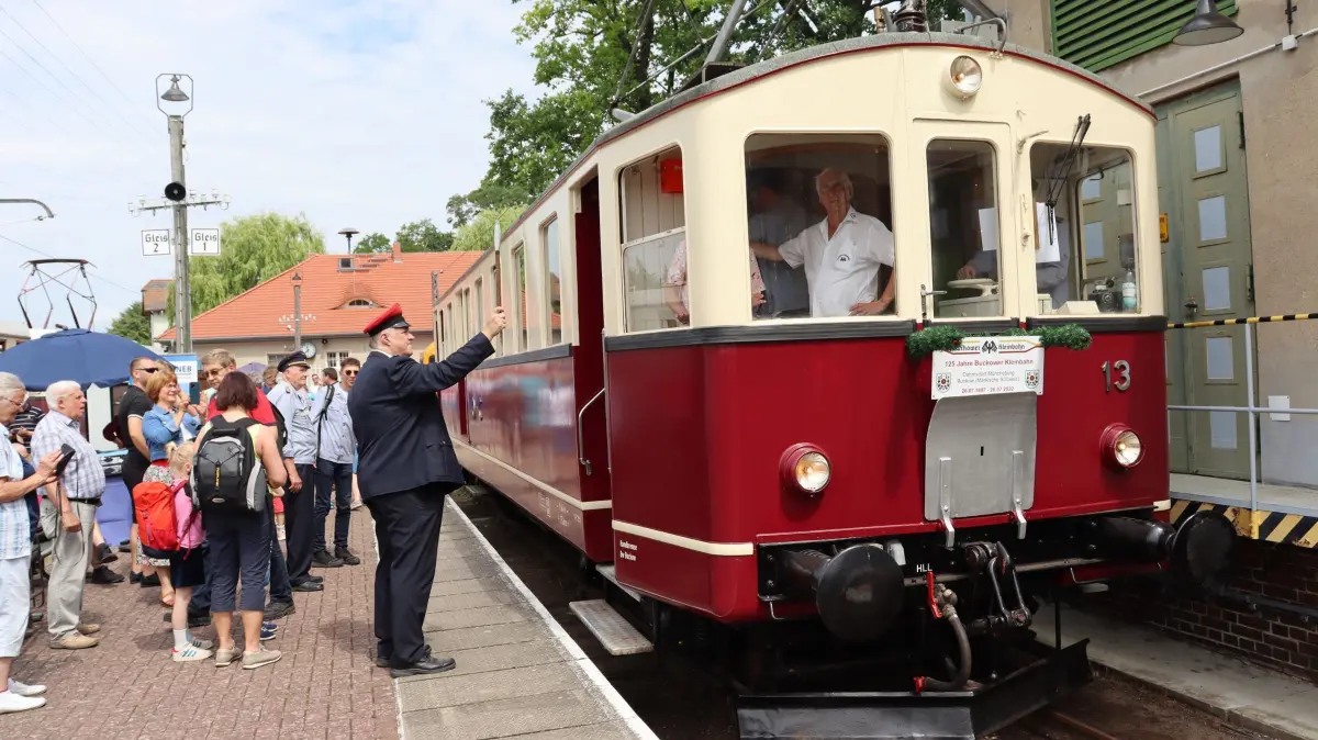 Die Buckower Kleinbahn (hier beim Jubiläum 2023) verkehrt nur am Wochenende auf der fünf Kilometer lange Strecke bis Müncheberg. Dann aber ist das noch ein besonderes Erlebnis.