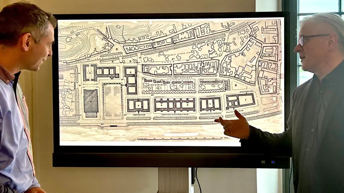 Der Leiter des Museums Viadrina Tim S. Müller und Historiker Prof. Paul Zalewski von der Viadrina unterhalten sich über den Gewinnerentwurf von Hans Mehrtens für Frankfurt (Oder)