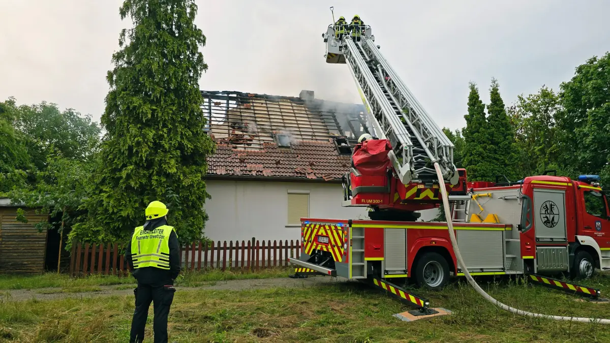 In der Nacht zu Dienstag brannte ein Einfamilienhaus in Passow vollständig aus. Die Feuerwehr war bis zum Mittag mit den Löscharbeiten beschäftigt.