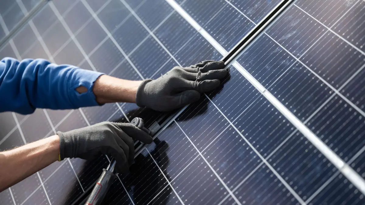 Mitarbeiter der Firma Sontec GmbH montieren Photovoltaikmodule auf dem Dach eines Wohnhauses. Am 14. Oktober findet der Solarbranchentag Baden-Württemberg statt. Es geht darum, wie der Südwesten den Photovoltaikausbau vorantreiben kann. Veranstalter sind die Branchenvereinigung Solar Cluster Baden-Württemberg und das Umweltministerium.