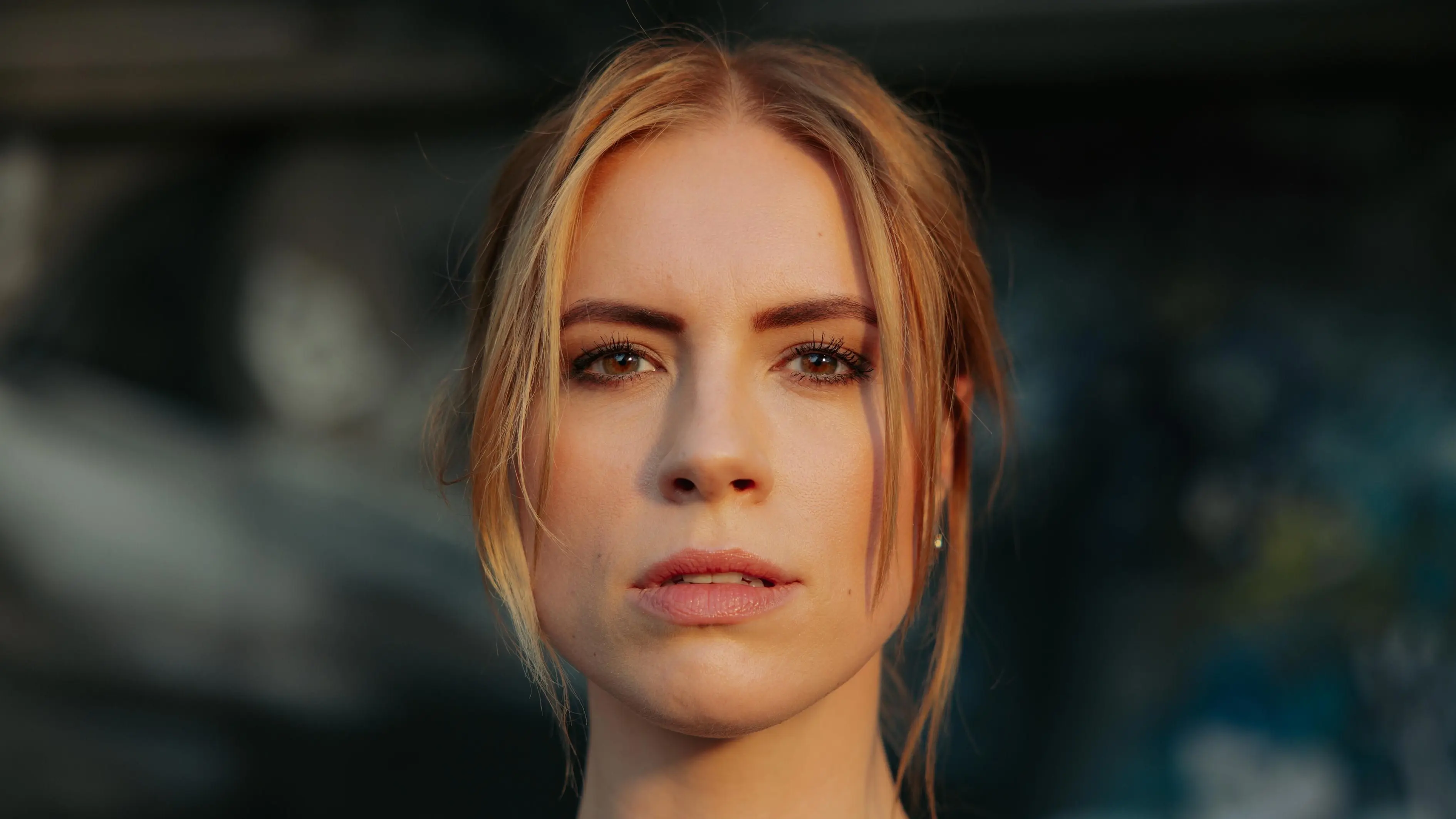 Zoe (Lara Dandelion Seibert) macht ihre Beziehung öffentlich.