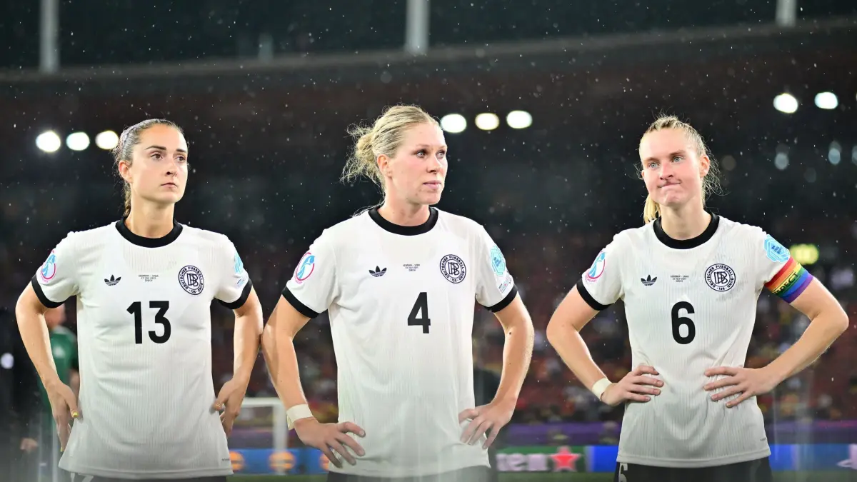 Deutschland - Spanien: 24.07.2025, Schweiz, Zürich: Fußball, Frauen: EM, Deutschland - Spanien, Finalrunde, Halbfinale, Deutschlands Sara Däbritz, Rebecca Knaak und Janina Minge (l-r) reagieren nach dem Spiel. Foto: Sebastian Christoph Gollnow/dpa +++ dpa-Bildfunk +++