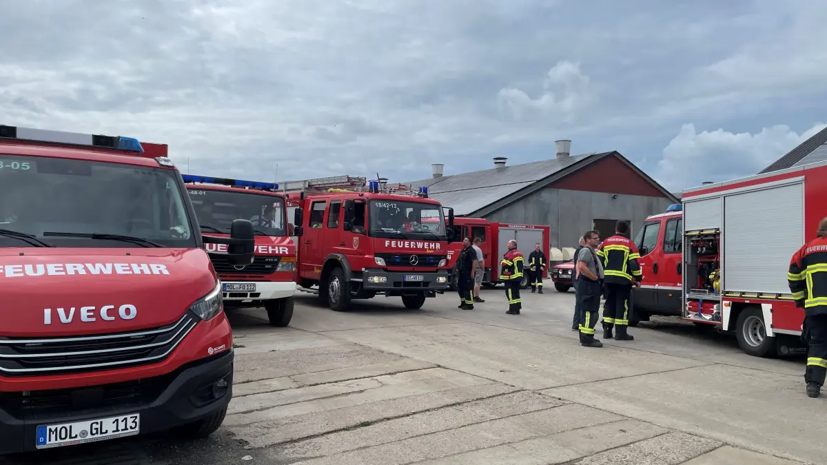 Großes Aufgebot der Feuwehr Letschin in Neu Rosenthal: Ein Passant hatte sie alarmiert, nachdem er einen Rauchpilz über den Ställen sah.