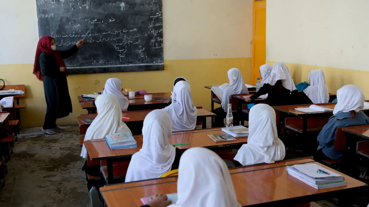 Khwaja Boghra gilt als eines der ärmsten Viertel der afghanischen Hauptstadt Kabul. Dort befindet sich die staatliche Grund- und Mittelschule „Khwaja Boghra“, die von mehr als 5000 Schülerinnen und Schülern besucht wird und von Visions for Children unterstützt wird.