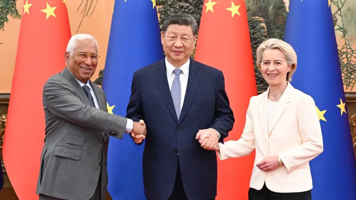 EU-China-Gipfel in Peking: 24.07.2025, China, Peking: Der chinesische Staatspräsident Xi Jinping (M) trifft sichin der Großen Halle des Volkes mit dem Präsidenten des Europäischen Rates Antonio Costa und der Präsidentin der Europäischen Kommission Ursula von der Leyen, die sich anlässlich des 25. China-EU-Gipfels in China aufhalten. Foto: Xie Huanchi/XinHua/dpa +++ dpa-Bildfunk +++
