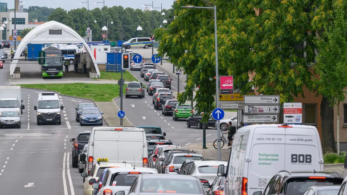 Start der Sommerferien - Deutsch-polnische Grenze: 24.07.2025, Brandenburg, Frankfurt (Oder): Fahrzeuge stauen sich vor der Grenzkontrolle bei der Einreise nach Polen am Grenzübergang Stadtbrücke von Frankfurt (Oder) in Brandenburg ins polnische Slubice. In Berlin und Brandenburg haben die Sommerferien 2025 begonnen. Foto: Patrick Pleul/dpa +++ dpa-Bildfunk +++
