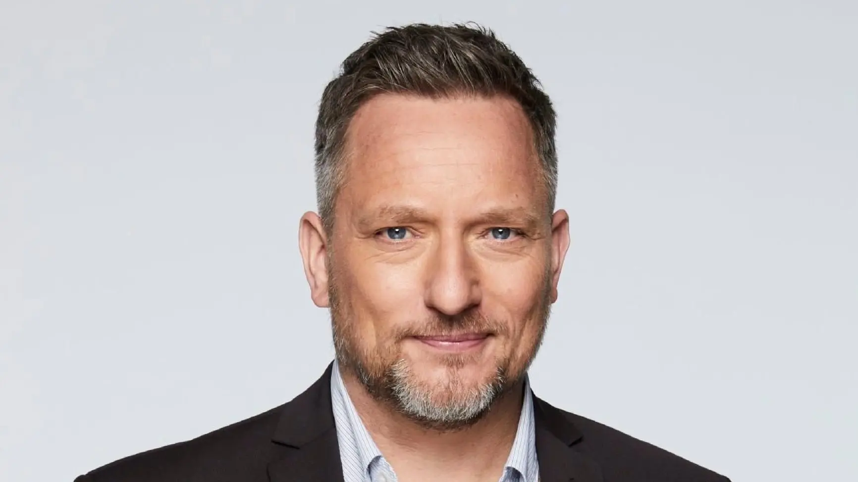 GZSZ-Serienliebling Michi (Lars Pape) wird von einer fremden Frau angebaggert.