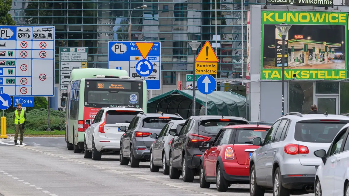 Start der Sommerferien - Deutsch-polnische Grenze: 24.07.2025, Brandenburg, Frankfurt (Oder): Fahrzeuge stauen sich vor der Grenzkontrolle bei der Einreise nach Polen am Grenzübergang Stadtbrücke von Frankfurt (Oder) in Brandenburg ins polnische Slubice. In Berlin und Brandenburg haben die Sommerferien 2025 begonnen. Foto: Patrick Pleul/dpa +++ dpa-Bildfunk +++