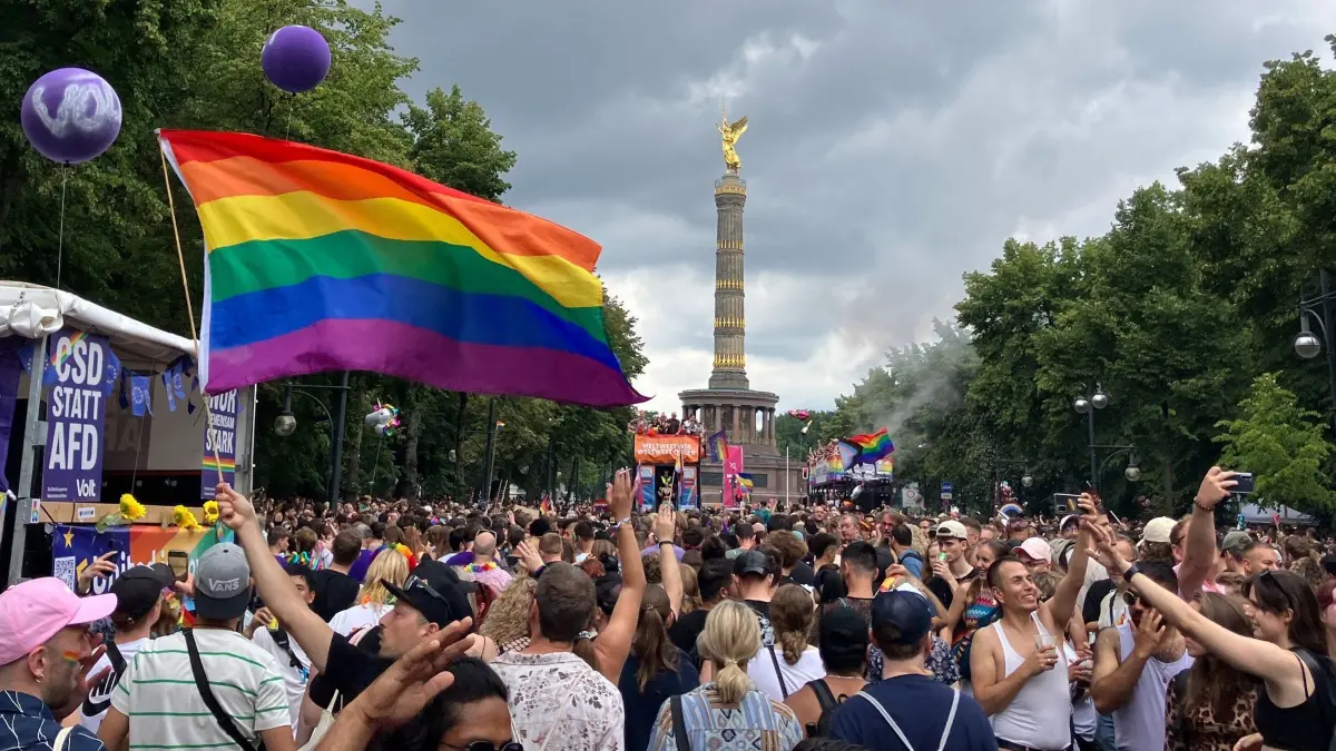 Christopher Street Day: ARCHIV - 27.07.2024, Berlin: Menschen feiern beim alljährlichen Berlin Pride Umzug zum Christopher Street Day (CSD). (zu dpa: «CSD in Berlin mit lautem Protest und erhöhtem Schutz») Foto: Anna Ross/dpa +++ dpa-Bildfunk +++