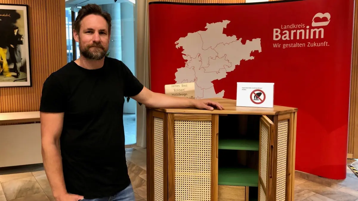James Best hat mit seinem Eckschrank namens "Eckbert" den Prüfungsausschuss überzeugt. Er kann jetzt damit zum Landesausscheid "Die gute Form" fahren.