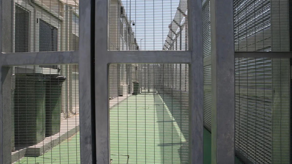 Italien will Asylanträge auf albanischem Boden prüfen: ARCHIV - 01.08.2024, Albanien, Shengjin: Im italienischen Ankunftslager für Flüchtlinge in der Hafenstadt Shengjin im nördlichen Albanien stehen hohe Zäune. Italien baut derzeit in Gjader, nur einige Kilometer entfernt von Shengjin, ein großes Aufnahmelager für Mittelmeerflüchtlinge, um die Prüfung der Asylanträge dort durchzuführen. (zu dpa: «Bericht: Abschiebezentren in Albanien teuer und ineffizient») Foto: Alketa Misja/dpa +++ dpa-Bildfunk +++