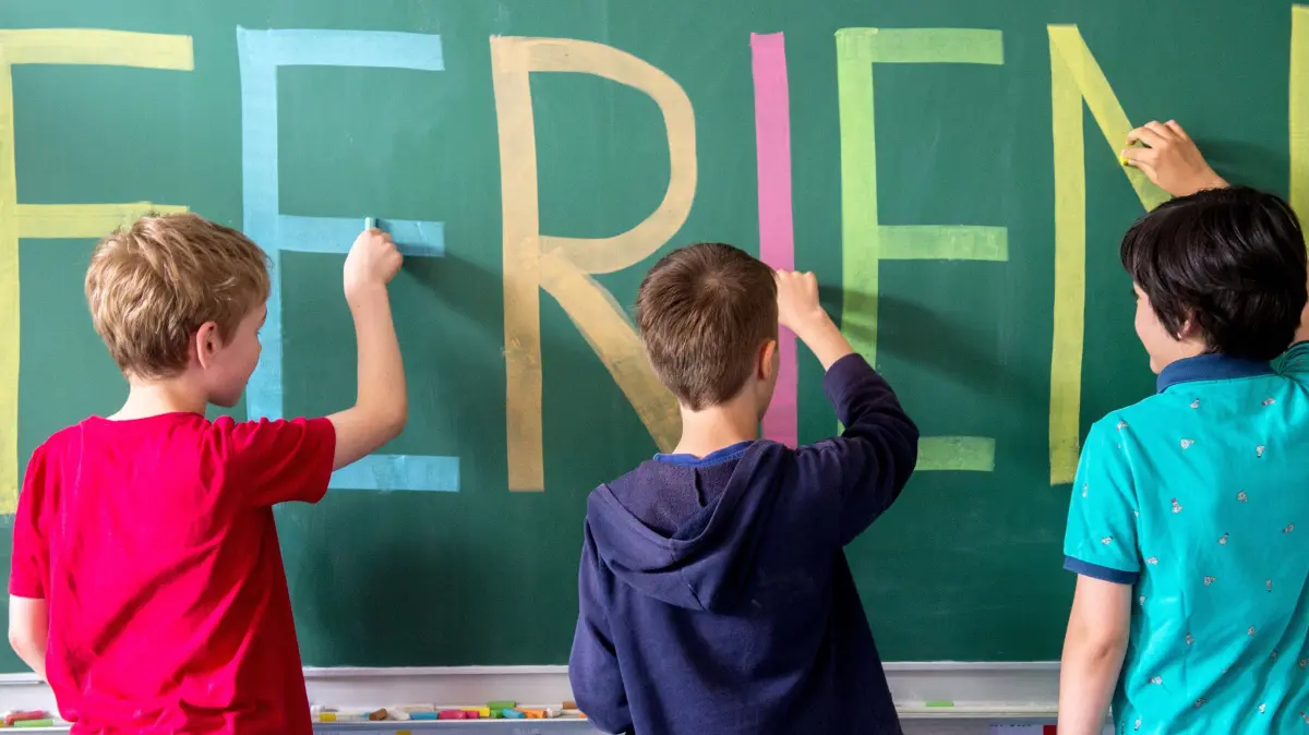 ILLUSTRATION - Schulkinder der Klasse 3c der Johanna-Friesen-Grundschule in Hannover (Niedersachsen) schreiben am 22.06.2016 mit bunter Kreide das Wort "Ferien" an eine Tafel. Am 23. Juni beginnen die sechswöchigen Sommerferien in Niedersachsen. Foto: Hauke-Christian Dittrich/dpa ++ +++ dpa-Bildfunk +++