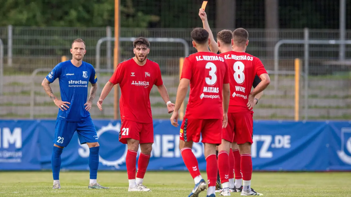 RLNO Altglienicke - Hertha 03 Zehlendorf 2025/26: Fussball, Herren, Saison 2025/2026, Regionalliga Nordost (1. Spieltag), VSG Altglienicke - Hertha 03 Zehlendorf, Schiedsrichter Jens Klemm zeigt Nathan Wicht (rechts, Hertha 03 Zehlendorf) die rote Karte, 25.07. 2025, Foto: Sebastian Räppold / Matthias Koch
