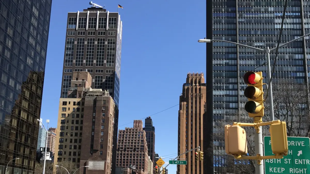 Das Deutsche Haus (links hinten) in New York, Sitz des Generalkonsulats und der Ständigen Vertretung der Bundesrepublik Deutschland bei den Vereinten Nationen.