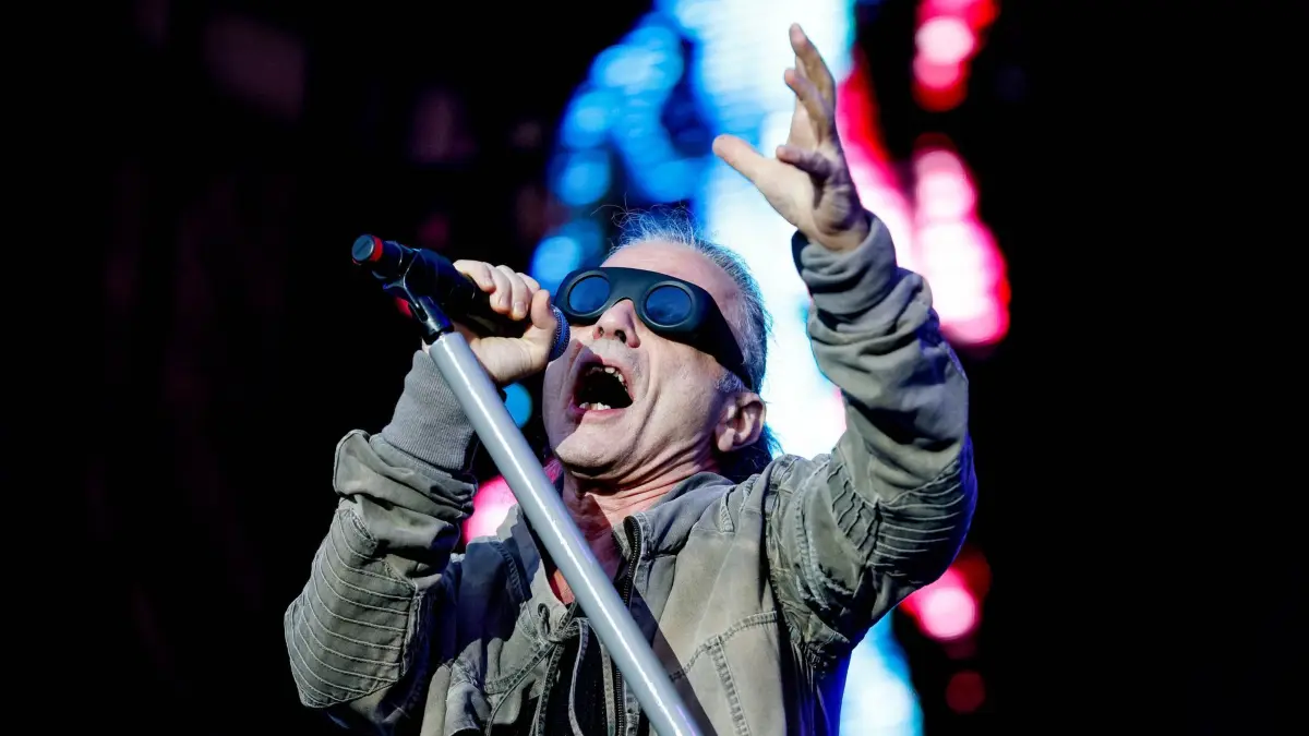 ARCHIV - 04.08.2023, Schleswig-Holstein, Wacken: Bruce Dickinson, Sänger der britischen Heavy-Metal-Band «Iron Maiden», steht beim Wacken Open Air auf der «Harder»-Stage. (zu dpa: «Metal-Ikonen Iron Maiden: «Wir wollten nie Popstars werden»») Foto: Axel Heimken/dpa +++ dpa-Bildfunk +++