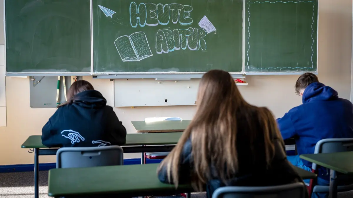 ARCHIV - 20.04.2022, Niedersachsen, Delmenhorst: ILLUSTRATION - "Heute Abitur" steht auf einer Tafel im Klassenzimmer eines Gymnasiums. (zu dpa: «Lehrerverband beklagt «Flut» an Einser-Abis») Foto: Sina Schuldt/dpa +++ dpa-Bildfunk +++