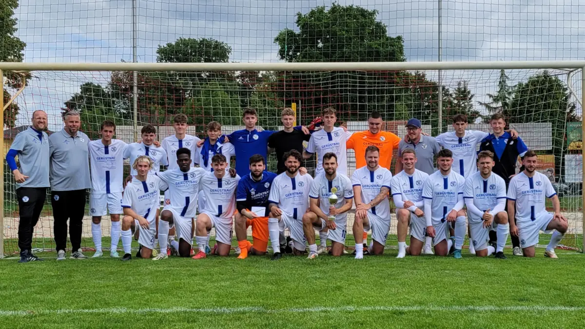 Fußball, 4. Hollandpark-Cup des BSV Rot-Weiß Schönow mit FSV Bernau (Turniersieger), Einheit Bernau (2. Platz) und Rot-Weiß Schönow, der Sieger zum Jubelfoto
