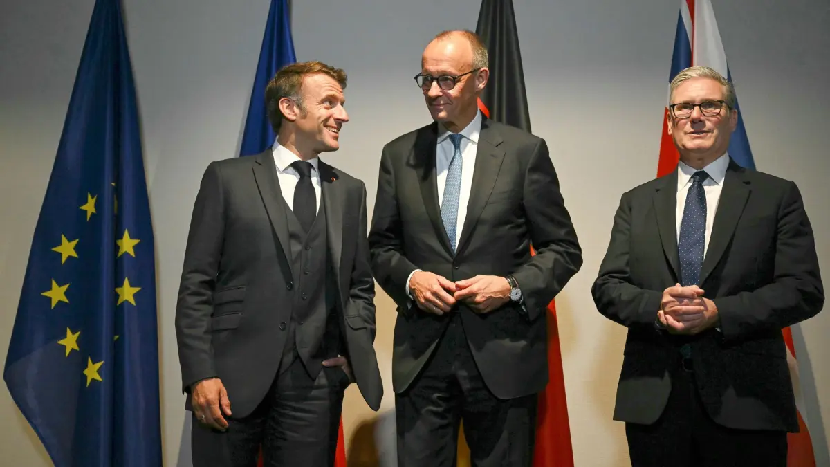 Macron, Merz und Starmer: ARCHIV - 24.06.2025, Niederlande, Den Haag: Frankreichs Präsident Emmanuel Macron, Bundeskanzler Friedrich Merz (CDU) und Großbritanniens Premierminister Keir Starmer (l-r) posieren am Rande des zweitägigen NATO-Gipfels der Staats- und Regierungschefs in Den Haag. (zu dpa: «Merz, Macron und Starmer telefonieren zu Nahost») Foto: BEN STANSALL/pool afp/AP/dpa +++ dpa-Bildfunk +++