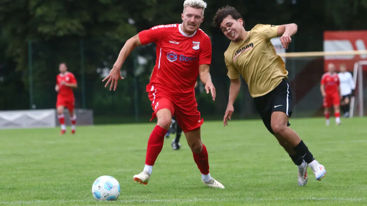 Fußball, 4. Hollandpark-Cup des BSV Rot-Weiß Schönow mit FSV Bernau (Turniersieger), Einheit Bernau (2. Platz) und Rot-Weiß Schönow, Samuel Troschke ist nach einem Jahr Pause zurück (in Rot)