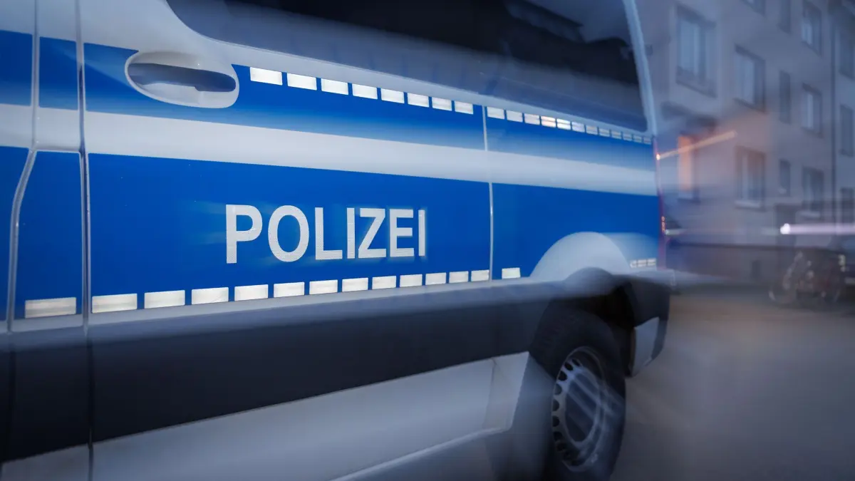 Polizeiauto - Symbolbild: ARCHIV - 05.03.2024, Niedersachsen, Osnabrück: Ein Fahrzeug der Polizei steht auf einer Straße. (zu dpa: «Fluchtversuch in Fürstenau endet mit Crash in Polizeiwagen») Foto: Friso Gentsch/dpa +++ dpa-Bildfunk +++