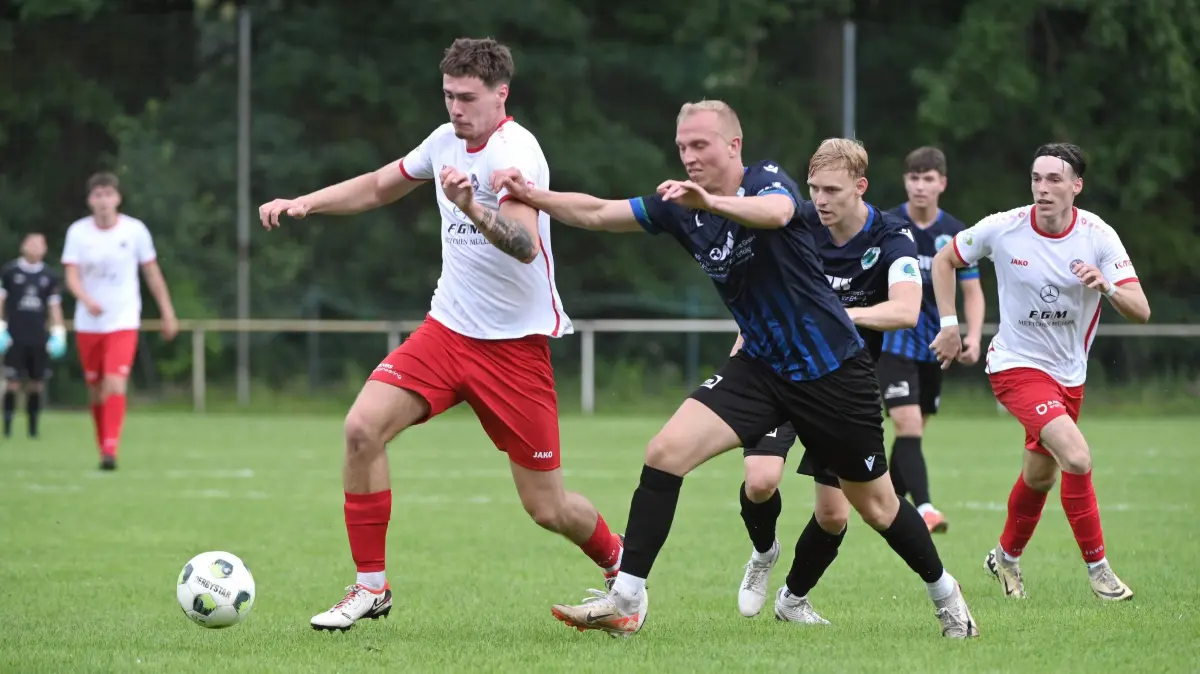 Fussball : Marienwerder, Fussball Saisonvorbereitung, Freundschaftsspiel, Union Klosterfelde - Germania Schöneiche, Louis Franz Wesner vor den ehemaligen Ahrensfelder Lukas Bache, weiter SF Pierre Vogt und Philip Einsiedel v.l.
FOTO BENK 27.07.2025