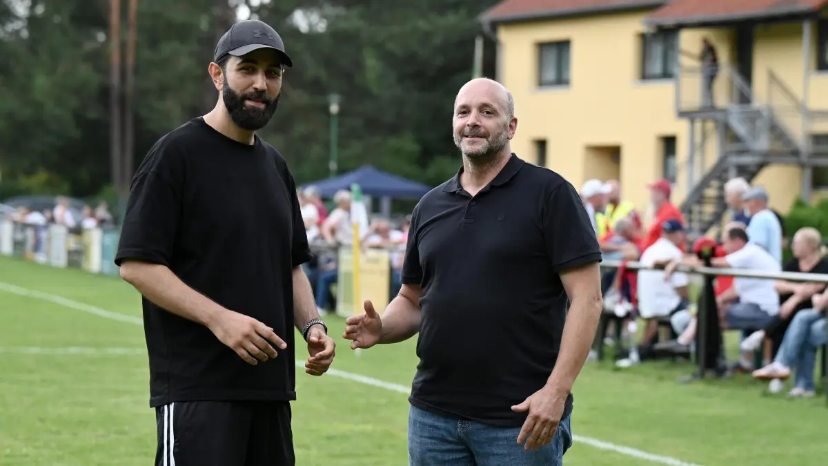 Fussball : Marienwerder, Fussball Saisonvorbereitung, Freundschaftsspiel, Union Klosterfelde - Germania Schöneiche, Klosterfelder Co. Trainer Mesut Özcan und der sportliche Leiter Jan Meißner v.l.
FOTO BENK 27.07.2025