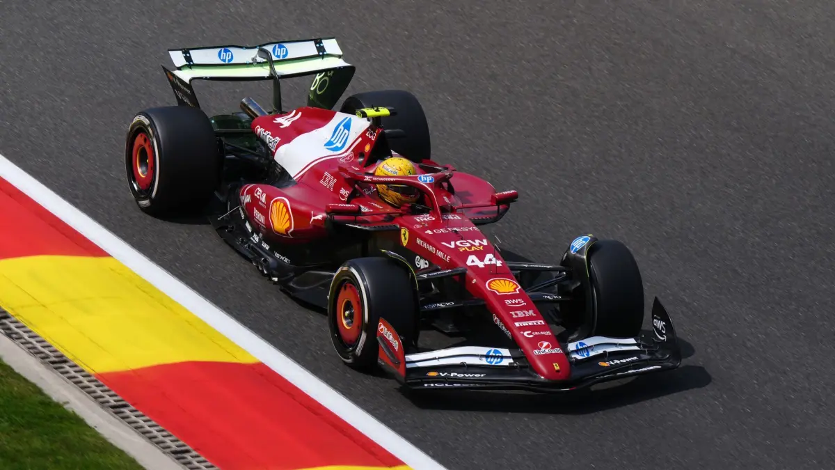 Großer Preis von Belgien: ARCHIV - 25.07.2025, Belgien, Spa-Francorchamps: Motorsport: Formel-1-Weltmeisterschaft, Grand Prix von Belgien, Training. Ferrari-Pilot Lewis Hamilton vor dem Training in Spa Francorchamps. (zu dpa: «Hamilton im Ferrari unter Druck: Der Kampf gegen sich selbst») Foto: Bradley Collyer/PA Wire/dpa +++ dpa-Bildfunk +++
