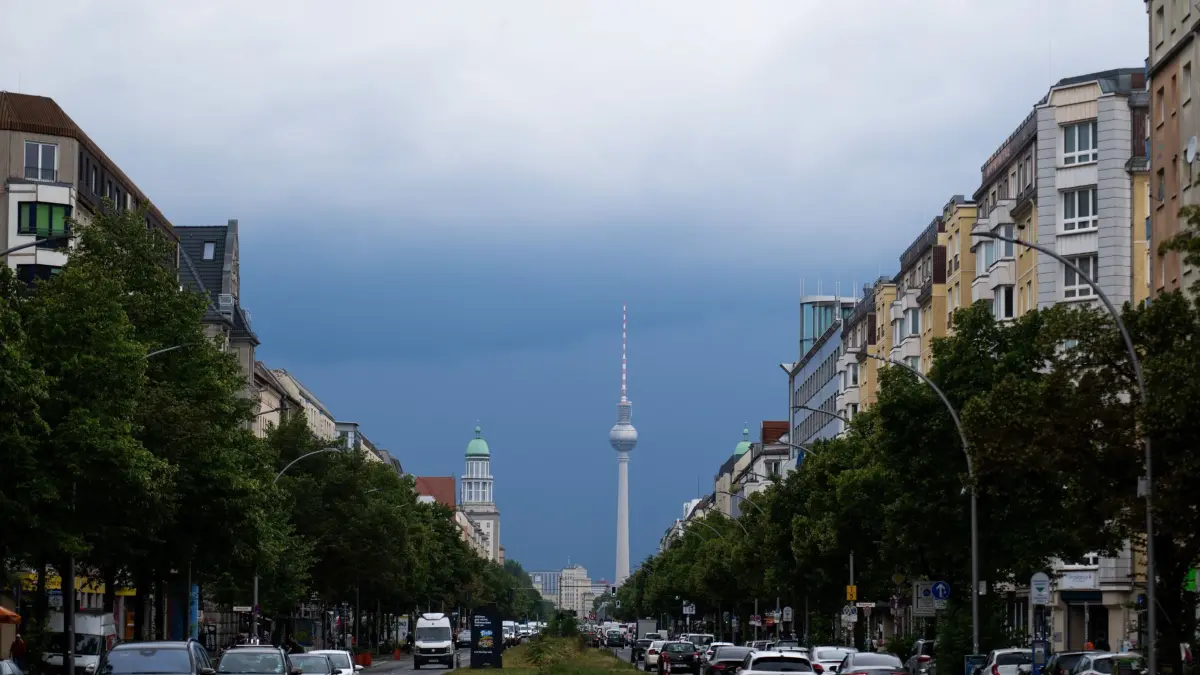 Wetter in Berlin: ARCHIV - 15.07.2025, Berlin: Dunkle Wolken sind hinter dem Fernsehturm zu sehen. (zu dpa: «Wolken und kurze Gewitter in Berlin und Brandenburg») Foto: Christophe Gateau/dpa +++ dpa-Bildfunk +++