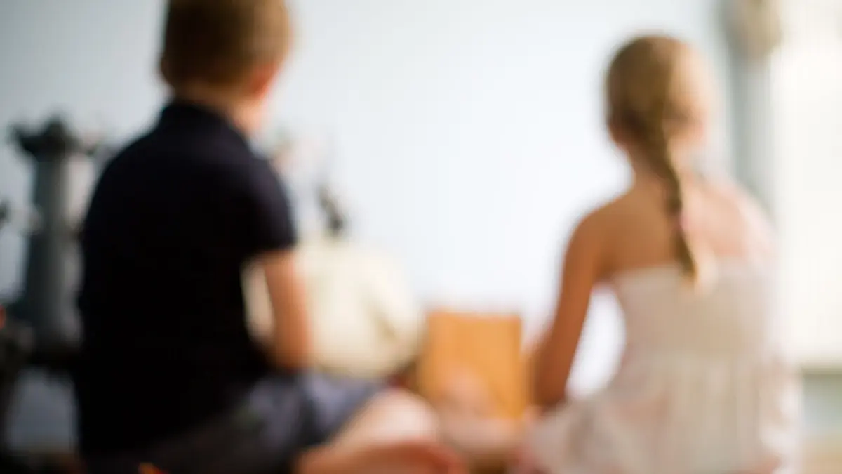 Kindeswohl: ARCHIV - 06.08.2014, NA, --: Zwei Kinder spielen in ihrem Kinderzimmer. Jugendämter in Mecklenburg-Vorpommern mussten häufiger eingreifen, weil Sorge um das Wohl von Kindern bestand. (zu dpa: «Zunehmende Zahl von Kindeswohlgefährdungen in MV») Foto: Rolf Vennenbernd/dpa +++ dpa-Bildfunk +++