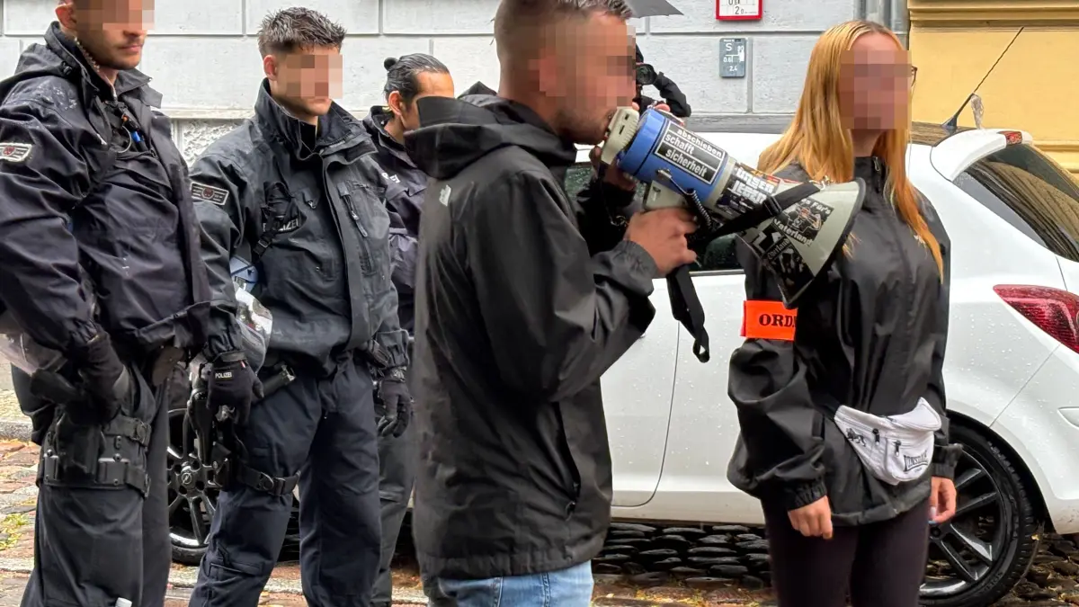 Gilt als Anführer der Neonazi-Jugendgruppe "Deutsche Jugend voran": Der Wandlitzer Julian M., hier am Megaphon beim CSD in Bernau.