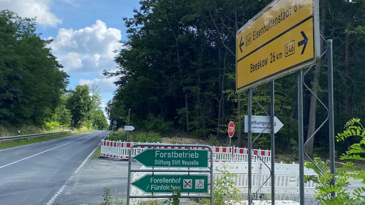 Der Wegweiser an der Bundesstraße B246 verweist links auf den Forellenhof Fünfeichen.