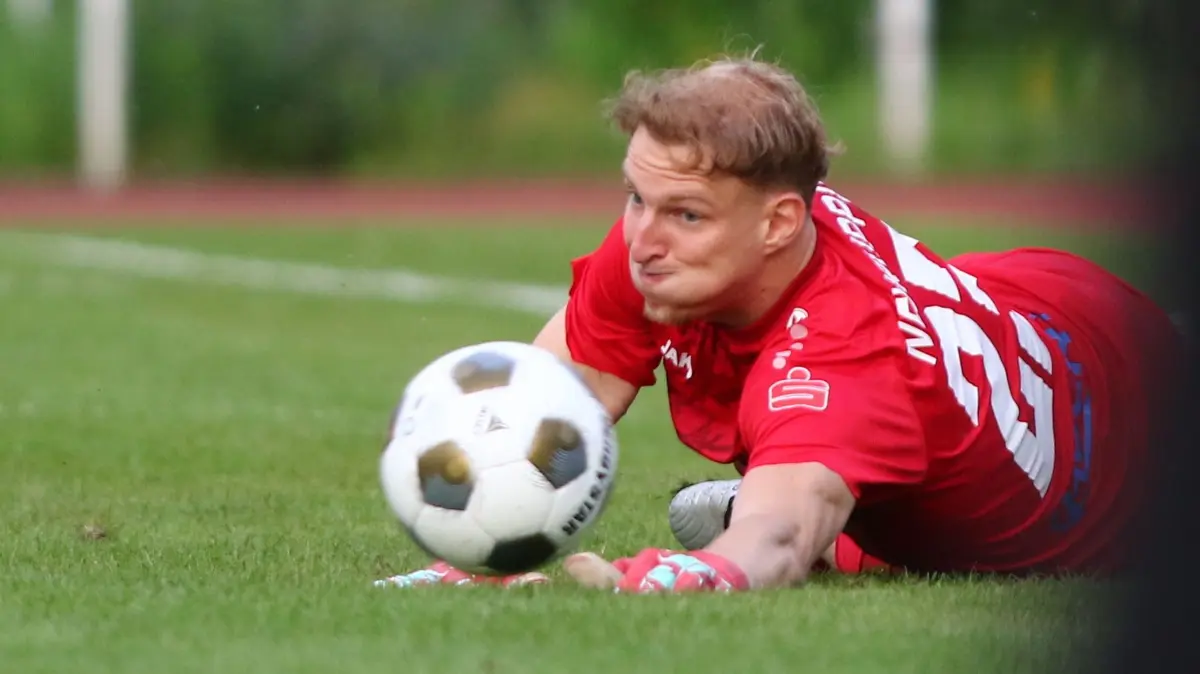 Gestreckt: Torwart Liam Brenn ist vom MSV Neuruppin verpflichtet worden. Er kommt aus der Akademie von Hertha BSC und steckt in einer kuriosen Leidensgeschichte.