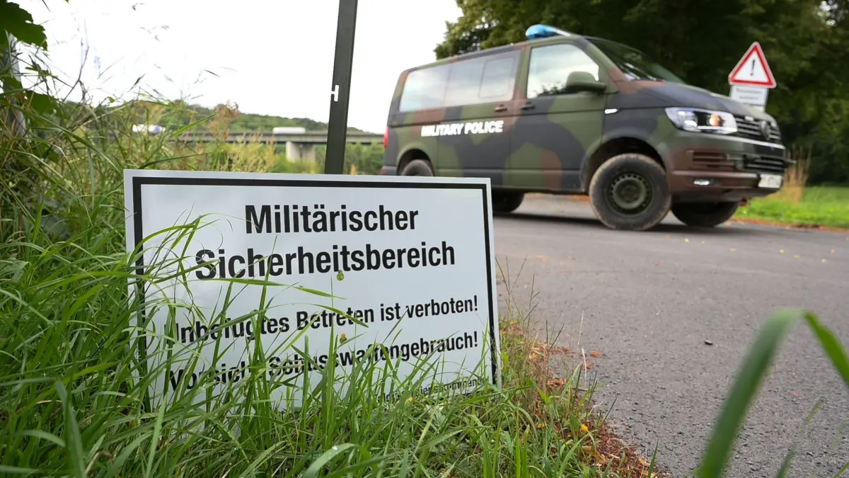 Nach Hubschrauberabsturz in Sachsen: 30.07.2025, Sachsen, Bahren: Ein Bundeswehrfahrzeug der Feldjäger und Sperrschilder stehen an einer Zufahrt zur Mulde. Nach dem Absturz eines Hubschraubers ist die Absturzstelle auch am Tag danach weiträumig abgesperrt und militärisches Sperrgebiet. Der Hubschrauber war gestern auf einem Übungsflug der Bundeswehr abgestürzt. Foto: Heiko Rebsch/dpa +++ dpa-Bildfunk +++