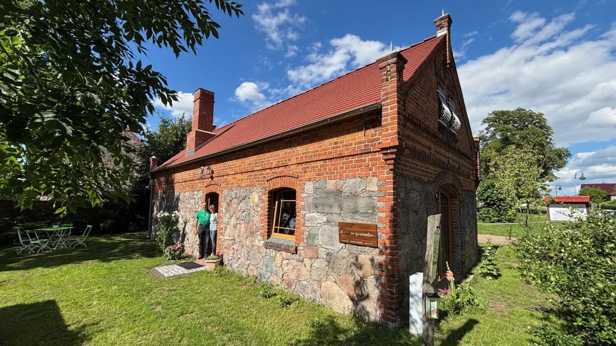 Erstrahlt nach der Sanierung in neuem Glanz: Die Alte Schmiede von Kathrin Weber und Karsten Völker in Klosterdorf bietet Radwanderern und Touristen eine Übernachtungsmöglichkeit an der Oberbarnimer Feldsteinroute.