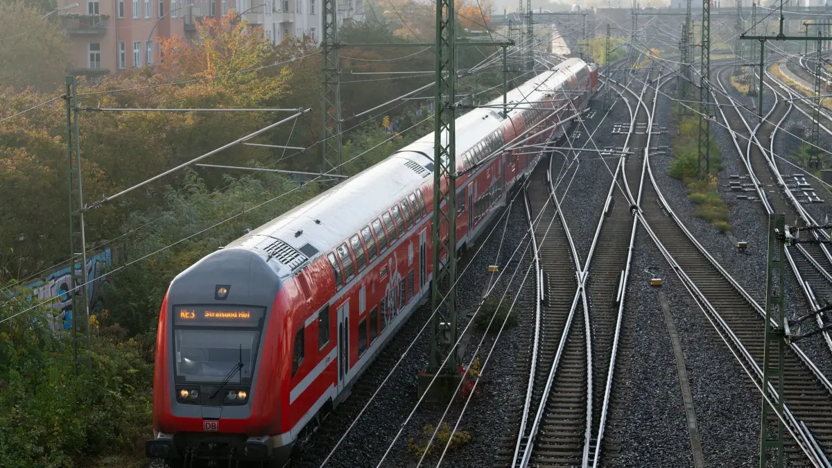 Regionalzug der Deutschen Bahn: ARCHIV - 28.10.2024, Berlin: Ein Regionalzug fährt durch Berlin in Richtung Norden. (zu dpa: «Regionalbahnen zwischen Eberswalde und Berlin fielen aus») Foto: Soeren Stache/dpa +++ dpa-Bildfunk +++