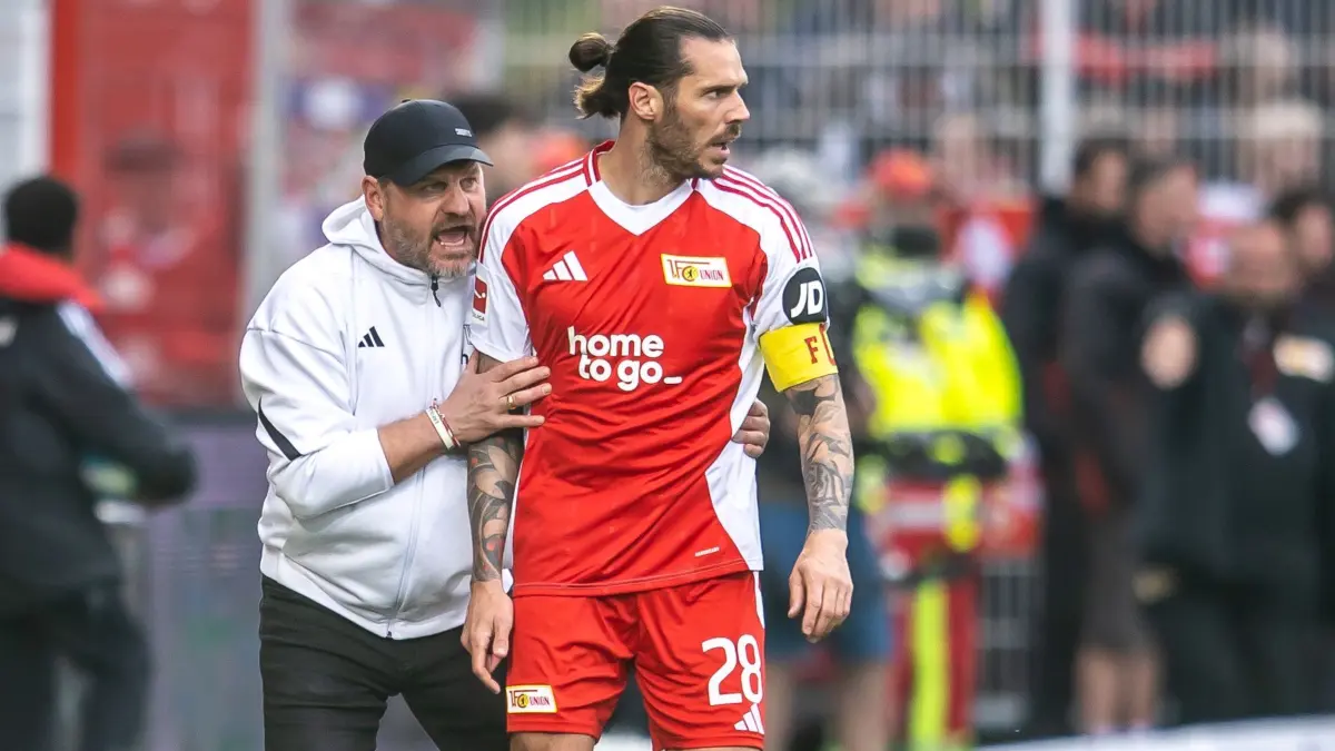 Steffen Baumgart und Christopher Trimmel: ARCHIV - 19.04.2025, Berlin: Fußball: Bundesliga, 1. FC Union Berlin - VfB Stuttgart, 30. Spieltag, An der Alten Försterei. Trainer Steffen Baumgart von Union Berlin bespricht sich mit Christopher Trimmel (r). (zu dpa: «Christopher Trimmel bleibt Union-Kapitän») Foto: Andreas Gora/dpa +++ dpa-Bildfunk +++