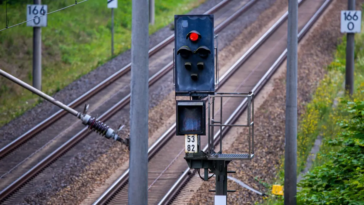 Vor der Sperrung der Bahnstrecke Berlin-Hamburg: 31.07.2025, Mecklenburg-Vorpommern, Grabow: Ein Streckensignal an der zweigleisigen Bahnstrecke zwischen Berlin und Hamburg steht auf rot. Der Streckenabschnitt wird ab 01.01.2025 bis April 2026 komplett gesperrt und saniert. Mit 230 Zügen und bis zu 30.000 Fahrgästen pro Tag ist die rund 280 Kilometer lange Strecke eine der wichtigsten Direktverbindungen der Bahn. Foto: Jens Büttner/dpa +++ dpa-Bildfunk +++