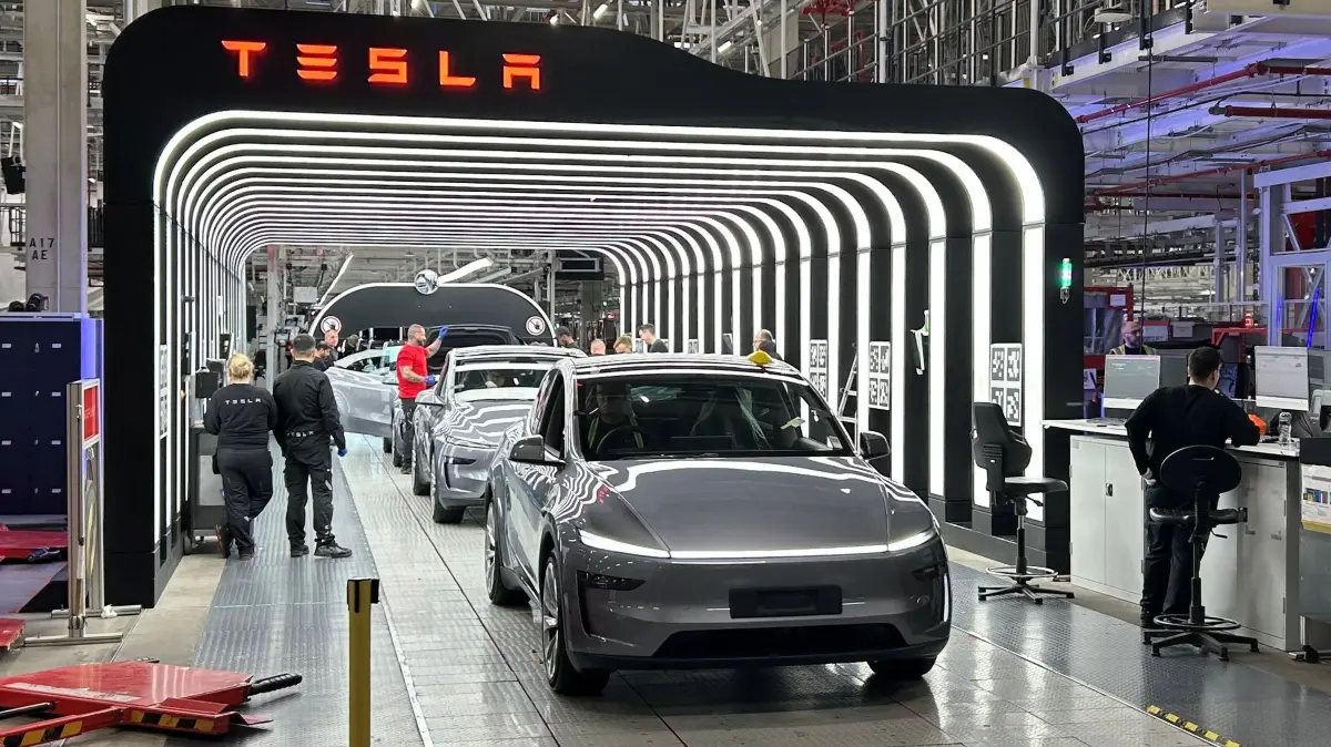 "Made in Grünheide": Ein Model Y von Tesla bei der Endkontrolle in der Gigafactory Berlin Brandenburg.