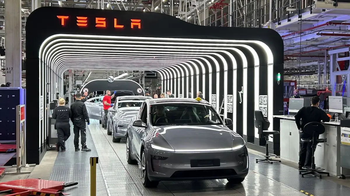 "Made in Grünheide": Ein Model Y von Tesla bei der Endkontrolle in der Gigafactory Berlin Brandenburg.