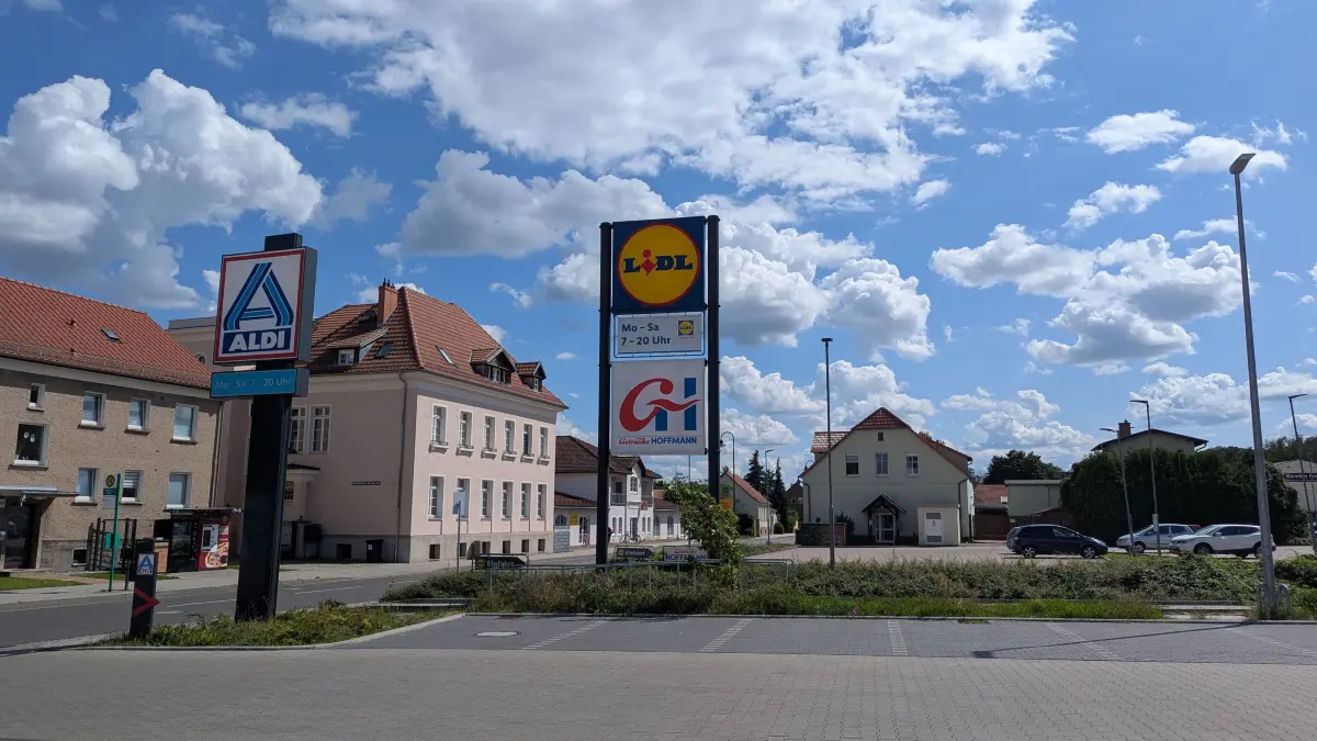 Die Frankfurter Straße in Wriezen – hier unterhalten diverse Supermarktketten Filialen. Kürzlich soll hier ein 37-Jähriger geschlagen worden sein.