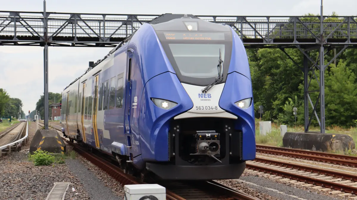 Endlich wieder durchgehender Betrieb: Ein aus Müncheberg kommender Zug der RB26 trifft am Bahnhof Strausberg ein. Am 31. Juli gingen Bauarbeiten und damit Schienenersatzverkehr zu Ende.