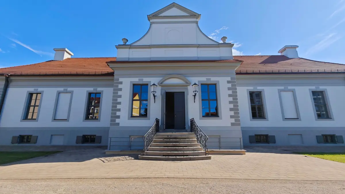 Blick auf die Vorderfront des Jagdschlosses in Fürstenwalde. Rund 9 Millionen Euro kostete die Sanierung.