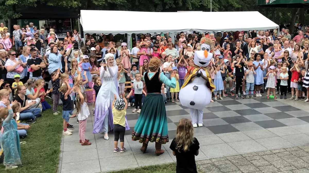 Müllrose. Müllroser Seezauber 2025. Show mit Schneemann Olaf, Anna, Elsa, Kristoff und Sven auf der Freilichtbühne. 02.08.2025 Foto: Frank Groneberg
