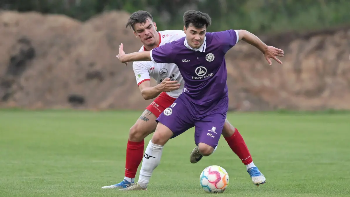 Fussball : Klosterfelde, Fussball Oberliga Nord Punktspiel, Union Klosterfelde - Tennis Borussia (TeBe) Berlin, Mateo Kastrati vor Leon Walter
FOTO BENK 01.08.2025