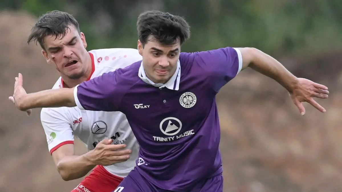 Fussball : Klosterfelde, Fussball Oberliga Nord Punktspiel, Union Klosterfelde - Tennis Borussia (TeBe) Berlin, Mateo Kastrati vor Leon Walter
FOTO BENK 01.08.2025